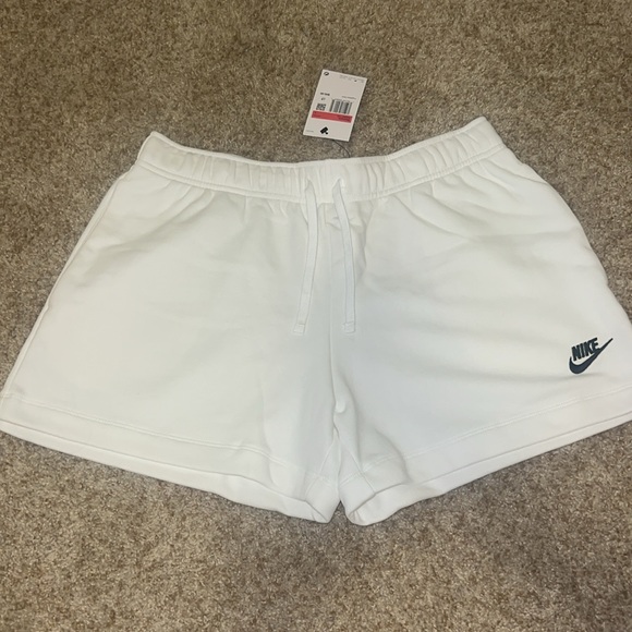NWT nike standard fit mid rise shorts in white - Picture 2 of 5